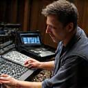 Fabrício Torres, engenheiro de áudio, ajustando equipamento