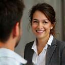 Marcella Oliveira, consultora criativa, conversando com cliente